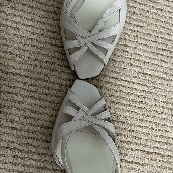 Ivory Sandals by Charles David, Size 7.5 - Picture 5 of 6